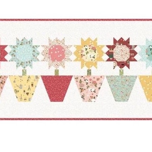 Könnte beinhalten: Ein rechteckiger Quilt mit sieben stilisierten Blumen in Töpfen. Jede Blume hat eine andere Farbe und ein anderes Muster, mit einer Vielzahl von Farben, darunter Gelb, Rot und Blau. Die Töpfe sind ebenfalls gemustert und farbenfroh, vor einem weißen Hintergrund.