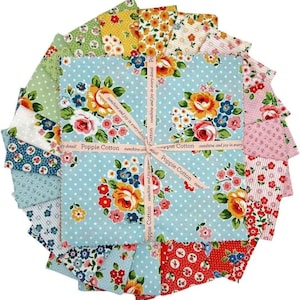 以下が含まれることがあります： 青、黄色、ピンク、緑など、さまざまな色の花柄の生地の正方形の詰め合わせ。生地には花柄と水玉模様があります。「Poppie Cotton sunshine and joy in every detail」というテキストが入ったリボンがスタックの中央に巻かれています。