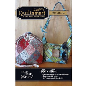 Puede incluir: Patrón de costura Quiltsmart Bitty Bag con dos bolsos hechos con tela colorida. El patrón incluye instrucciones para hacer un bolso pequeño convertible usando entretela fusible. El texto en el patrón dice "EASY! FAST! SMART!" y "¡Técnica simple en entretela fusible! ¡Estilos convertibles divertidos! ¡Los cuadrados de 2 1/2" coinciden sin esfuerzo!"