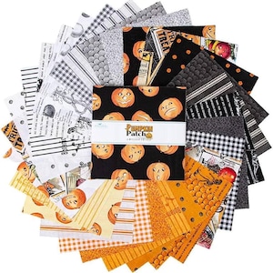 Op de afbeelding: Een set van 16 stoffen vierkanten met een pompoen-patch thema. De vierkanten zijn in verschillende patronen, waaronder zwart-witte ruit, zwart-witte stippen en een zwarte achtergrond met oranje pompoenen. De vierkanten zijn gelabeld "Pumpkin Patch" en bevatten de tekst "More" en "Treats".