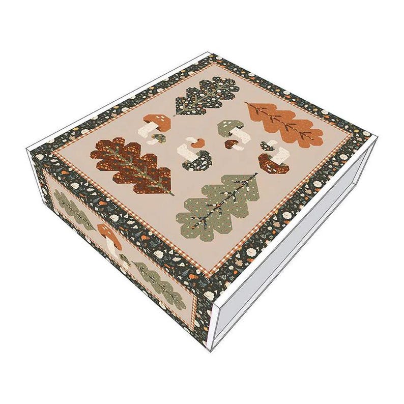 Puede incluir: Una caja cuadrada con fondo beige y un borde de hojas verde oscuro y marrones. La caja presenta un patr&oacute;n de hojas de roble estilizadas y setas en tonos marrones, naranjas y verdes.