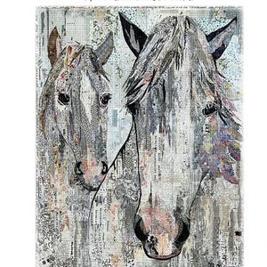 Peut inclure: Un gros plan sur un cheval blanc et un poulain. La tête du cheval est au premier plan, et la tête du poulain est partiellement visible derrière. L'image est composée d'un collage de différentes textures et motifs, créant un effet unique et artistique.