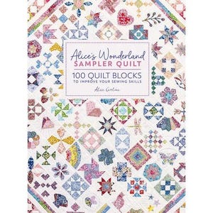 Puede incluir: Una portada de libro con una colcha colorida con 100 bloques de colcha. El título es "Alice's Wonderland Sampler Quilt: 100 Quilt Blocks to Improve Your Sewing Skills" de Alice Coolia.