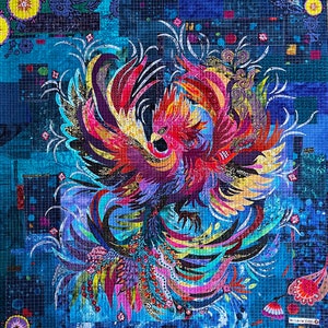 Peut inclure: Une œuvre d'art colorée de style mosaïque représentant un phénix aux plumes rouges, jaunes et violettes. Le phénix est entouré d'un fond bleu avec des motifs floraux.
