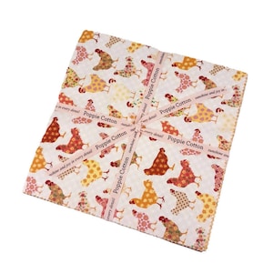 Könnte beinhalten: Ein Stapel Stoffquadrate mit einem sich wiederholenden Muster aus bunten Hühnern auf weißem Hintergrund. Das Gewebe ist mit einem rosa Band gebunden, auf dem "Poppie Cotton" und "shine and joy in every detail" steht.