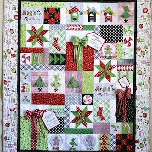 Puede incluir: Un edredón con temática navideña con un diseño de patchwork. El edredón presenta cuadrados con patrones festivos, incluyendo árboles de Navidad, estrellas y cajas de regalo. La paleta de colores incluye rojo, verde y blanco. El texto incluye "Jingle all the way".