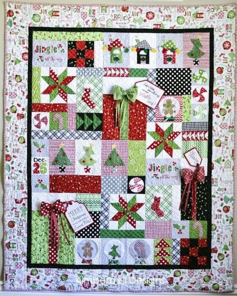 Puede incluir: Un edred&oacute;n navide&ntilde;o de patchwork con un borde negro. El edred&oacute;n presenta cuadrados con &aacute;rboles de Navidad, estrellas, regalos y hombres de jengibre. El edred&oacute;n tiene las palabras "Jingle all the way" y "Merry Christmas Sweet Bites!"