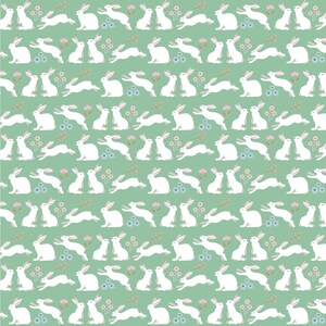 Peut inclure: Motif répété de lapins blancs dans diverses poses sur un fond vert clair. De petits groupes de fleurs roses et bleues sont dispersés dans le motif, créant une ambiance printanière et fantaisiste.
