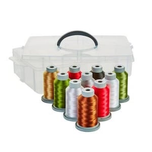 Puede incluir: Una caja de almacenamiento de pl&aacute;stico transparente con un asa negra, que contiene carretes de hilo de bordar de colores. Los colores del hilo incluyen dorado, verde, blanco, rojo y marr&oacute;n. Los carretes est&aacute;n dispuestos en una fila.
