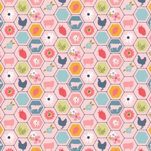 Op de afbeelding: Een roze achtergrond met een herhalend patroon van zeshoeken. Elke zeshoek bevat een ander boerderijdier silhouet, waaronder een koe, een schaap en een kip. De zeshoeken worden omringd door verschillende bloemelementen, waaronder aardbeien, madeliefjes en bladeren.