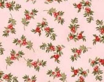 Colección de telas "Una vida fructífera" de Maywood Studio. Bayas sobre rosa. Auténticas colchas de algodón 100 % de primera calidad. Tienda de telas de calidad.
