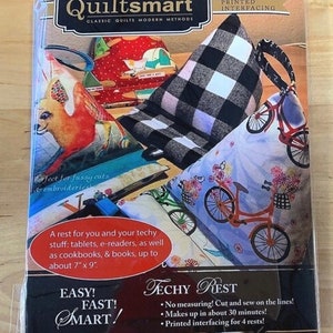 Può includere: Modello di interfacciatura stampata Quiltsmart per un poggia-tablet, un cuscino per tenere tablet, e-reader, libri di cucina e libri. Il modello include quattro diversi design con un design a scacchi bianco e nero, un design floreale con una bicicletta, un design con un cane e un design con un camper. Il modello è facile, veloce e intelligente da realizzare. Il modello è per realizzare quattro poggia-tablet, ognuno misura circa 18 cm per 23 cm.