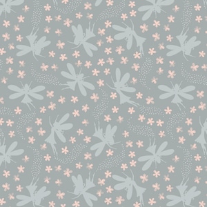 Puede incluir: Un patrón sin costuras que presenta un diseño repetitivo de hadas azul claro con flores rosas sobre un fondo gris claro.