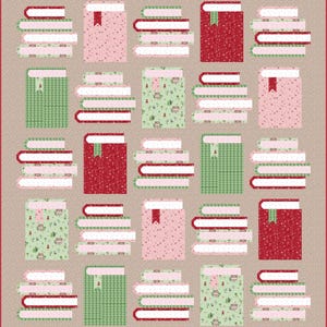 Könnte beinhalten: Ein Quilt mit einem sich wiederholenden Muster aus stilisierten Büchern. Die Bücher haben rote, rosa und grüne Einbände mit weißen Seiten. Einige Einbände haben ein kleines Etikett. Der Hintergrund ist ein neutraler Beigeton mit rotem Rand.