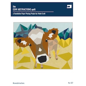 Puede incluir: Un patrón de colcha con una vaca estilizada con formas geométricas marrones, blancas y negras. La vaca está en un campo con formas geométricas amarillas y verdes. El texto "the COW ABSTRACTIONS quilt" y "#cowabstractions" está en la parte inferior de la imagen.