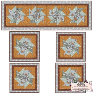 Puede incluir: Un conjunto de cuatro caminos de mesa y posavasos acolchados con un diseño de patchwork marrón, naranja y azul con un patrón repetitivo de pájaros y flores. La tela es una mezcla de estampados y lisos. El texto "Sew Me" es visible en la esquina inferior derecha de la imagen.