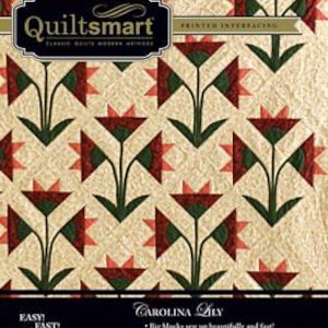 Op de afbeelding: Quiltsmart bedrukt vlieseline voor quilten. De omslag toont een quiltontwerp met een rood, groen en crème kleurenschema. De tekst "CAROLINA LILY" is op de omslag gedrukt. De tekst "EASY! FAST! SMART!" is op de omslag gedrukt.