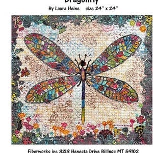 Peut inclure: Une libellule en mosaïque colorée avec un corps noir et des ailes faites de morceaux de verre de différentes couleurs. La libellule est placée sur un fond de motifs floraux et un fond beige clair. L'image comprend le texte "Dragonfly" et "By Laura Heine" et "size 24" x 24".