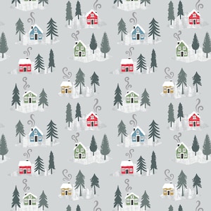 Puede incluir: Un patrón repetido de casas y árboles de invierno sobre un fondo gris claro. Las casas son rojas, verdes, azules y amarillas con tejados cubiertos de nieve blanca. El humo se eleva de las chimeneas y los árboles son de varios tonos de verde.