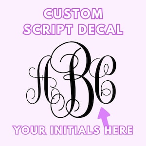 以下が含まれることがあります： 薄い紫色の背景に黒い筆記体で「BC」の文字が書かれたカスタムスクリプトデカール。文字の下に「YOUR INITIALS HERE」というテキストがあります。