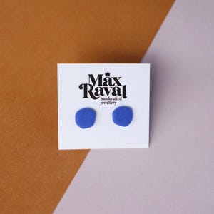 Oorstekers maat S, handgemaakte statement oorbellen van polymeerklei, cadeau voor hem en haar, uniek, effen kleur