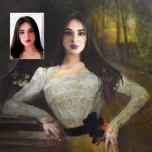 Pu&ograve; includere: Dipinto a olio di una donna in un abito verde chiaro con finiture dorate, una cintura nera e un fiore. La donna ha lunghi capelli scuri e indossa una collana. Una foto pi&ugrave; piccola della donna &egrave; nell'angolo in alto a sinistra. Lo sfondo &egrave; una foresta.