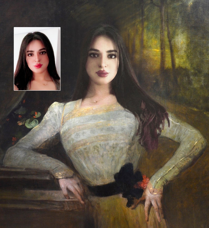 Pu&ograve; includere: Dipinto a olio di una donna in un abito verde chiaro con finiture dorate, una cintura nera e un fiore. La donna ha lunghi capelli scuri e indossa una collana. Una foto pi&ugrave; piccola della donna &egrave; nell'angolo in alto a sinistra. Lo sfondo &egrave; una foresta.