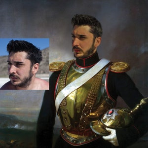 Pu&ograve; includere: Ritratto di una persona in uniforme militare, con corazza dorata, giacca nera e fascia bianca. La persona tiene in mano un elmo e ha un'espressione seria. Una immagine pi&ugrave; piccola della persona &egrave; nell'angolo in alto a sinistra.