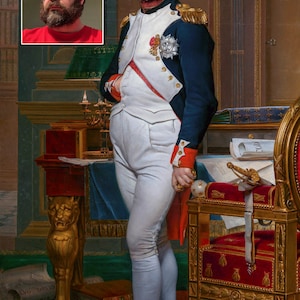 Pu&ograve; includere: Ritratto digitale modificato di un uomo in uniforme militare, con occhiali da sole e berretto. Il dipinto originale raffigura un uomo in uniforme bianca con cappotto blu, spalline dorate e medaglie. Lo sfondo include un orologio, una sedia e un tavolo.