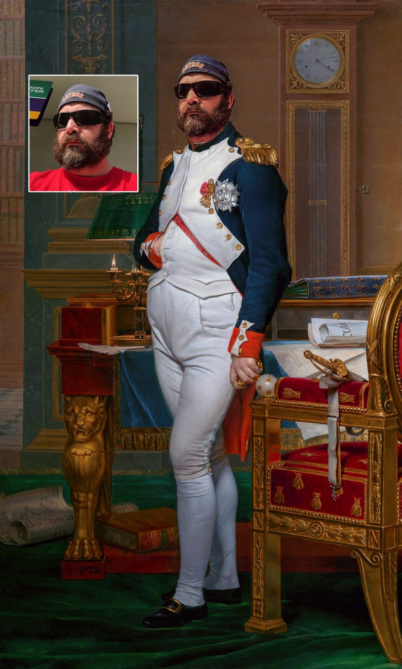 Pu&ograve; includere: Ritratto digitale modificato di un uomo in uniforme militare, con occhiali da sole e berretto. Il dipinto originale raffigura un uomo in uniforme bianca con cappotto blu, spalline dorate e medaglie. Lo sfondo include un orologio, una sedia e un tavolo.