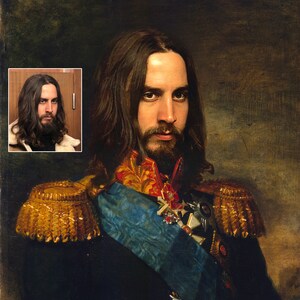 Pu&ograve; includere: Un ritratto di un uomo con lunghi capelli castani e barba, vestito con un'uniforme militare scura con spalline e medaglie d'oro. Una piccola immagine dell'uomo &egrave; nell'angolo in alto a sinistra.