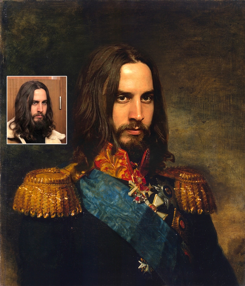 Pu&ograve; includere: Un ritratto di un uomo con lunghi capelli castani e barba, vestito con un'uniforme militare scura con spalline e medaglie d'oro. Una piccola immagine dell'uomo &egrave; nell'angolo in alto a sinistra.