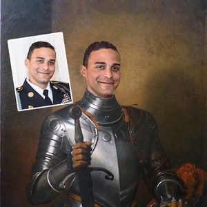 Pu&ograve; includere: Un ritratto di una persona in armatura da cavaliere che tiene una spada. Il volto della persona &egrave; sovrapposto al corpo del cavaliere. Una piccola immagine della persona in uniforme militare si trova nell'angolo in alto a sinistra.