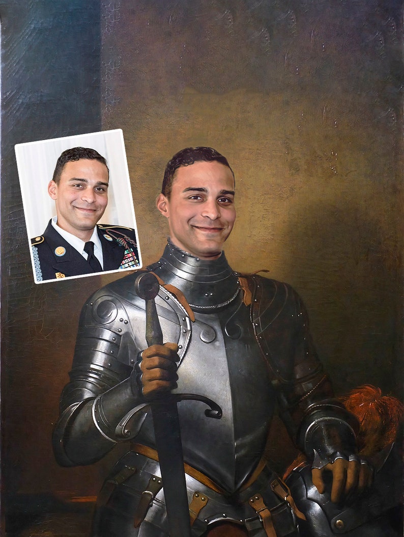 Pu&ograve; includere: Un ritratto di una persona in armatura da cavaliere che tiene una spada. Il volto della persona &egrave; sovrapposto al corpo del cavaliere. Una piccola immagine della persona in uniforme militare si trova nell'angolo in alto a sinistra.