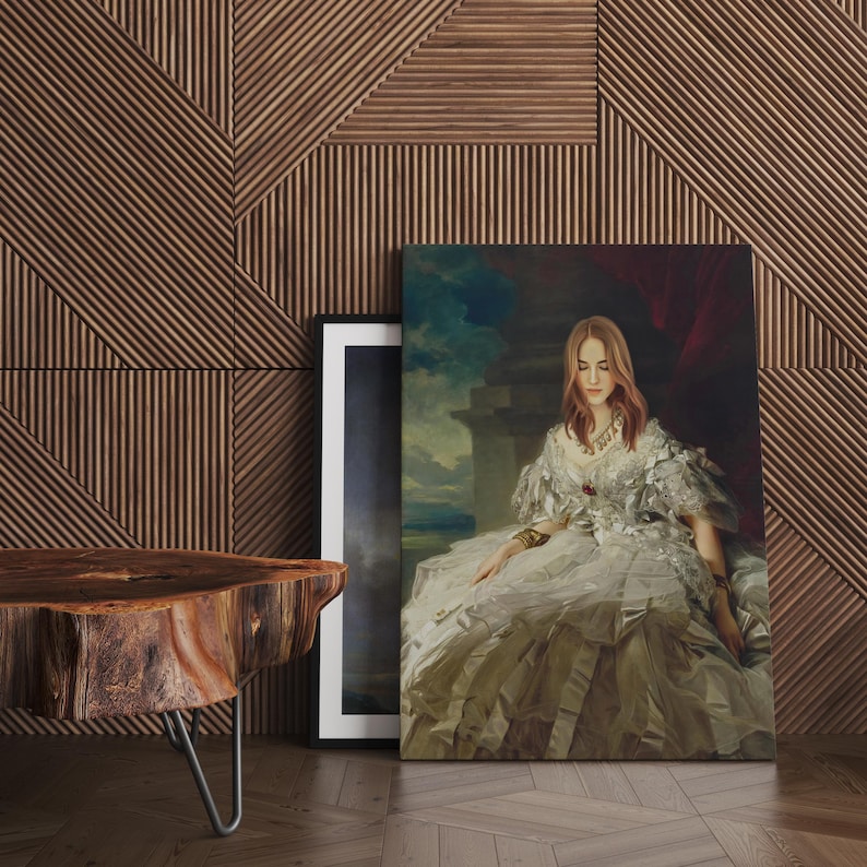 Pu&ograve; includere: Una grande stampa su tela di un ritratto di una donna in un abito bianco con una gonna a balze. Il ritratto &egrave; appoggiato a una parete di legno con un motivo geometrico. Un'immagine con cornice nera e un tavolo di legno sono anche nell'immagine.