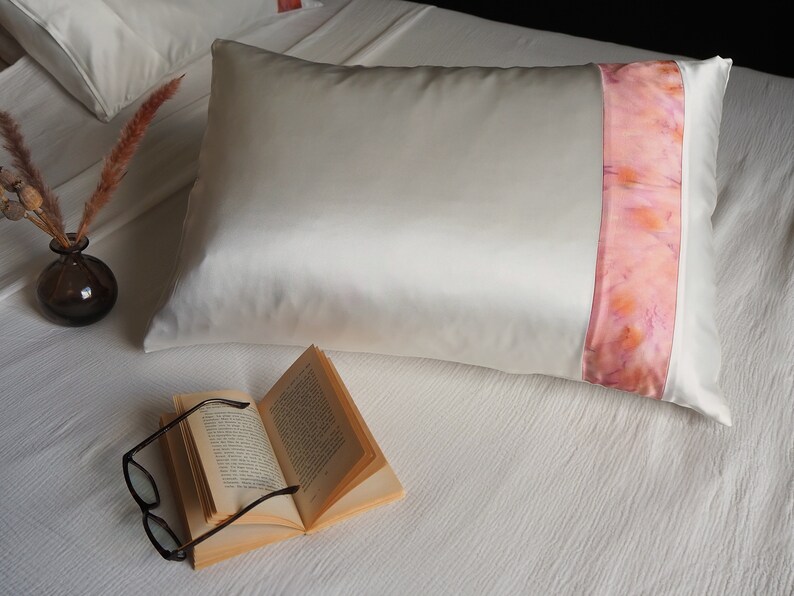 Mulberry Silk Pillowcase 22 Momme 50x70cm A Touch of Ari Atoll image 1