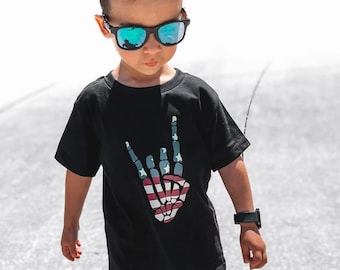 男の子用独立記念日シャツ、キッズ用愛国心シャツ、幼児用独立記念日シャツ、USAスケルトンハンドTシャツ、おしゃれな男の子用独立記念日衣装