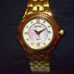 RARE UNIQUE Women&#39;s SEIKO Watch. Marked Diamonds / Mother Of Pearl Dial 7N82-0DH0