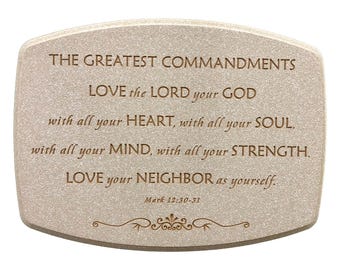 Può includere: Targa rettangolare beige con bordi arrotondati. Il testo "THE GREATEST COMMANDMENTS" è in alto, seguito da una citazione sull'amore. La citazione include il testo "LOVE the LORD your GOD" e "LOVE your NEIGHBOR as yourself."
