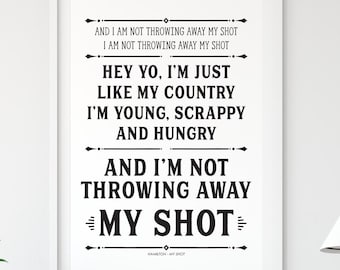 Può includere: Stampa tipografica in bianco e nero con il testo "AND I AM NOT THROWING AWAY MY SHOT I AM NOT THROWING AWAY MY SHOT HEY YO, I'M JUST LIKE MY COUNTRY I'M YOUNG, SCRAPPY AND HUNGRY AND I'M NOT THROWING AWAY MY SHOT"