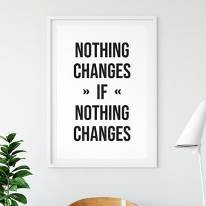 Puede incluir: Una impresión enmarcada en blanco con el texto "NOTHING CHANGES >> IF << NOTHING CHANGES" colgada en una pared blanca. Una planta verde en una maceta blanca está en el lado izquierdo de la imagen. Una silla de madera con un libro blanco en el asiento está en primer plano. Una lámpara de pie blanca está en el lado derecho de la imagen.