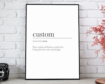 Puede incluir: Una impresión en blanco y negro enmarcada con la palabra "custom" en una fuente minimalista. La definición y las instrucciones están debajo de la palabra. Una cámara vintage y flores rojas en una maceta blanca están a los lados.