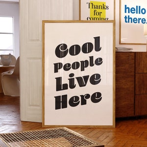 Cool People Live Here Retro Cool Print, wystrój domu w stylu vintage, wydruk do salonu, typografia, sztuka ścienna, zabawny znak powitalny