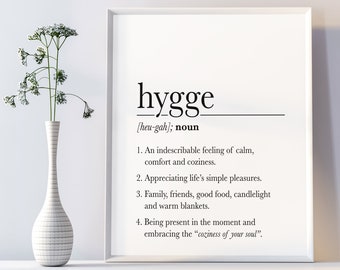 Könnte beinhalten: Ein schwarz-weißes druckbares Poster mit dem Wort "hygge" definiert als ein Nomen. Die Definition umfasst vier Punkte über das dänische Konzept von Hygge, das ein Gefühl von Gemütlichkeit und Zufriedenheit ist.
