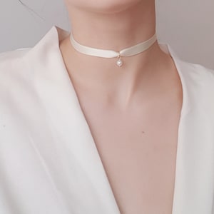 White Choker Pearl Necklace