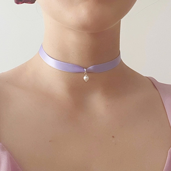 Collier de perles ras du cou lilas