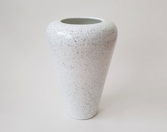 Weiße Keramik Vase mit schwarzen Punkten