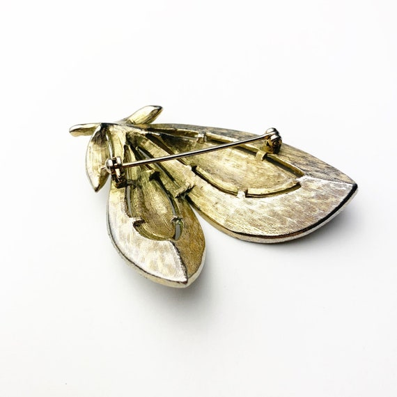 Vintage brassy gold tone brooch of leaves on a br… - image 2