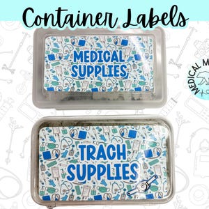 Puede incluir: Dos etiquetas adhesivas rectangulares para recipientes de almacenamiento con un patrón de iconos médicos como jeringas, estetoscopios y mascarillas. La etiqueta superior dice MEDICAL SUPPLIES y la inferior TRACH SUPPLIES en azul.