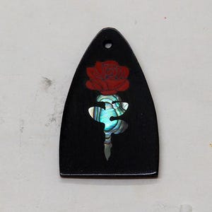 Le couvre-tige avec incrustation de roses rouges 02 s'adapte aux PRS